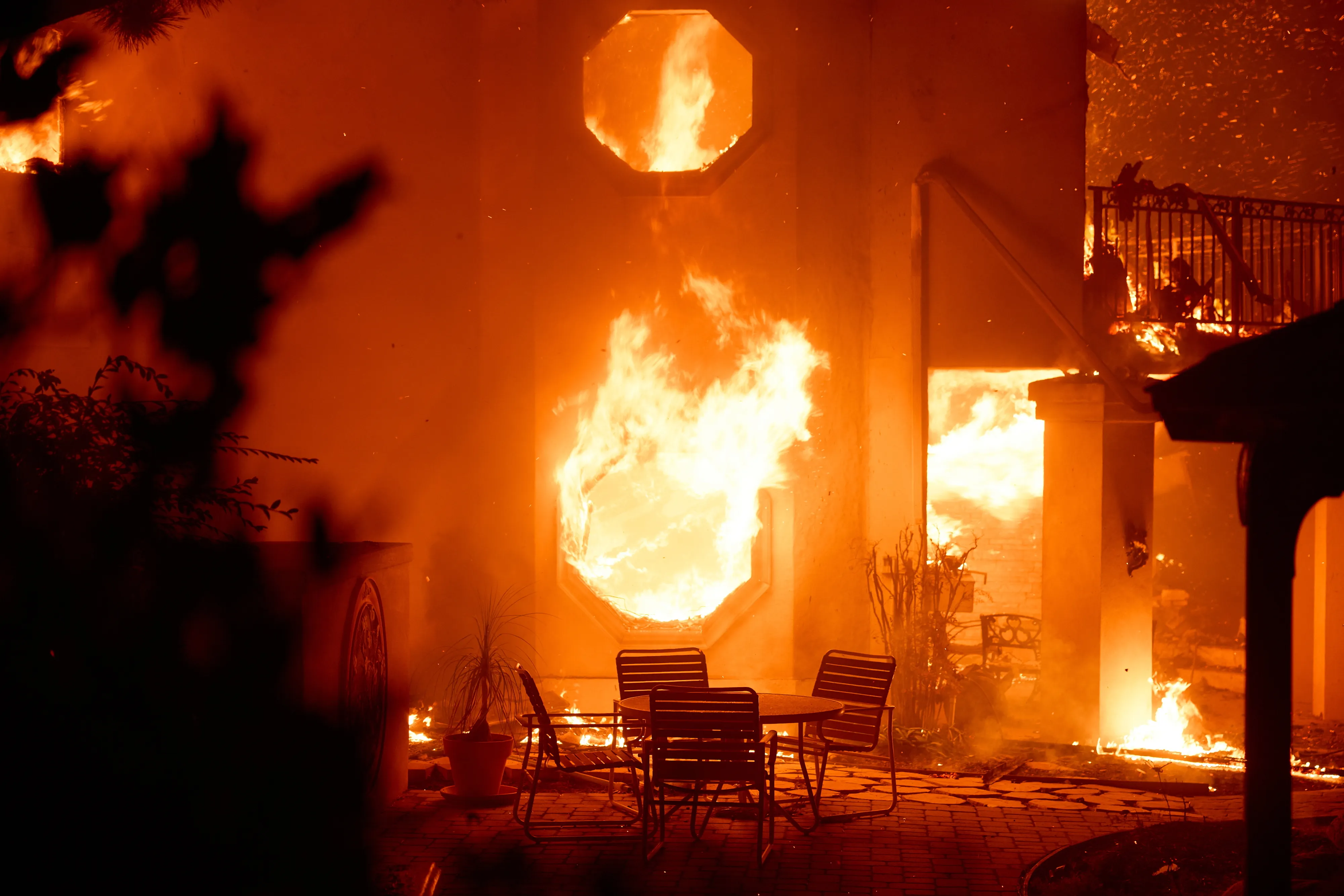 thumbnail - 2024년 11월 6일 미국 캘리포니아주 카마릴로에서 발생한 산불 ‘마운틴 파이어’로 주택이 불타고 있다. EPA 연합뉴스