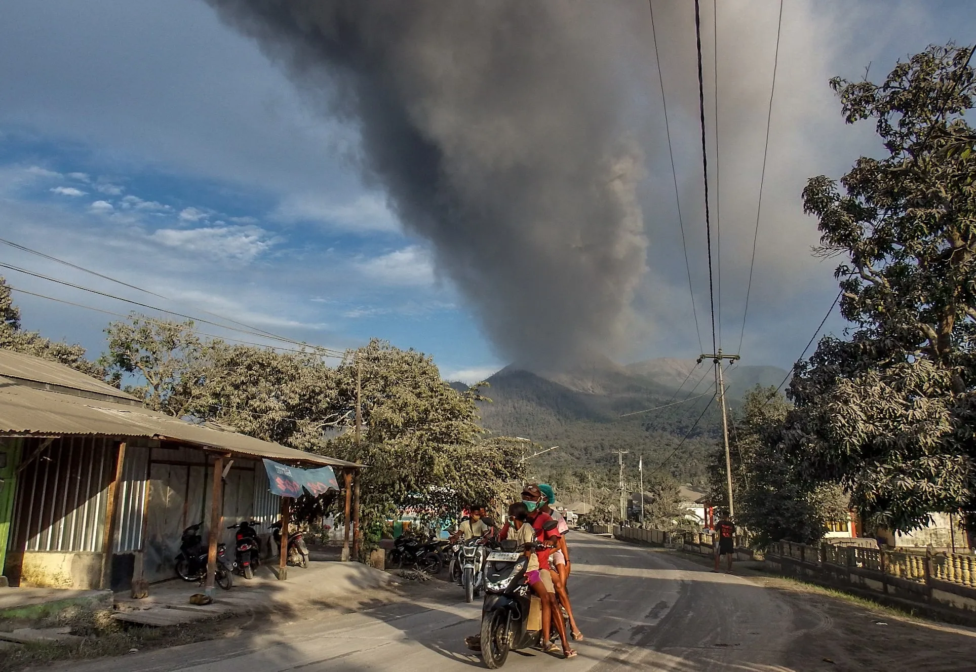 지난 5일 르워토비 라키라키 화산이 분화하자 인근 주민이 대피하고 있다. AFP 연합뉴스