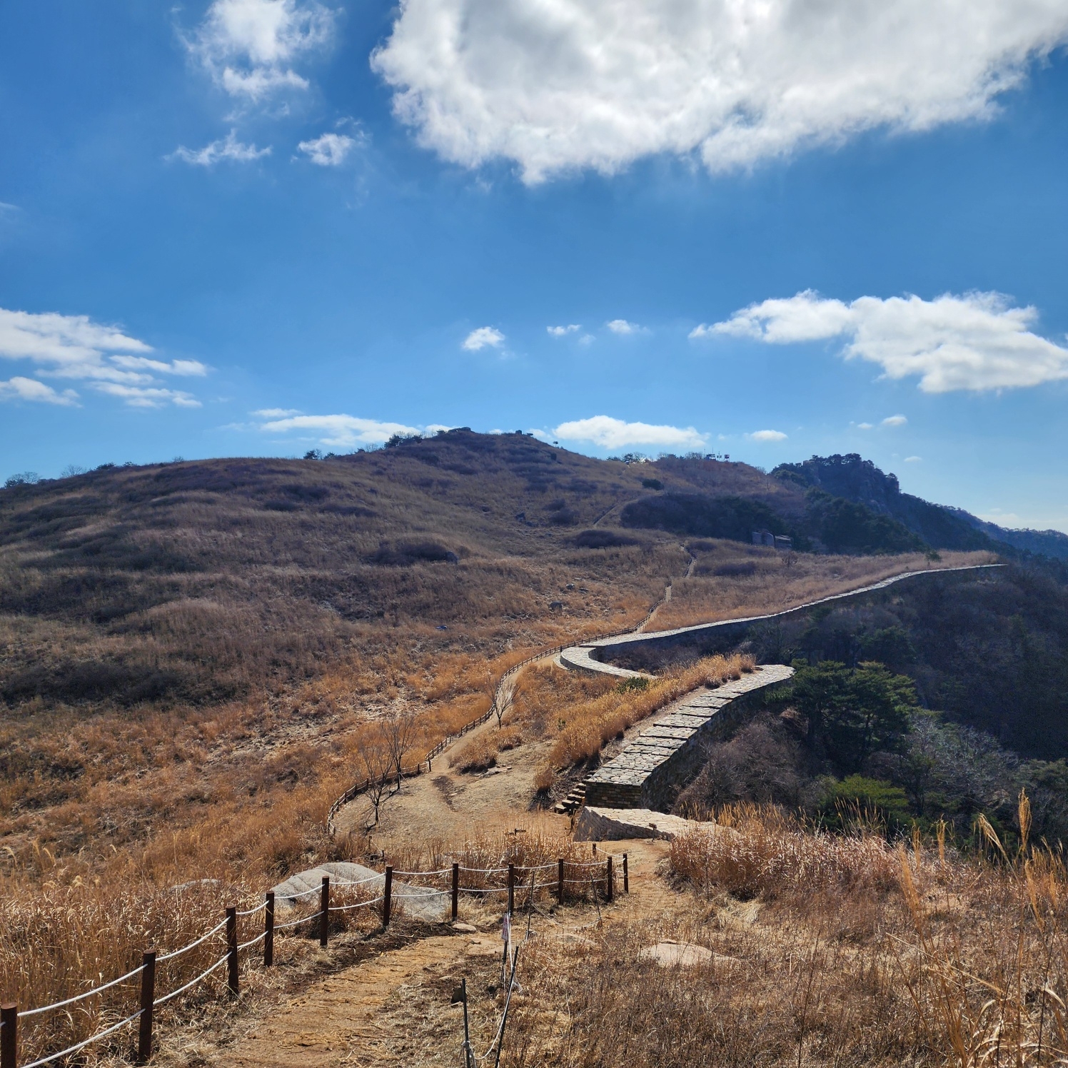 창녕 화왕산성에서 바라본 능선.