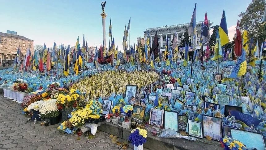 우크라이나 전쟁 발발 1000일을 맞아 수도 키이우의 독립광장에 전사자들을 기리기 위한 깃발과 사진, 꽃 등이 빼곡히 놓여 있다. 연합뉴스