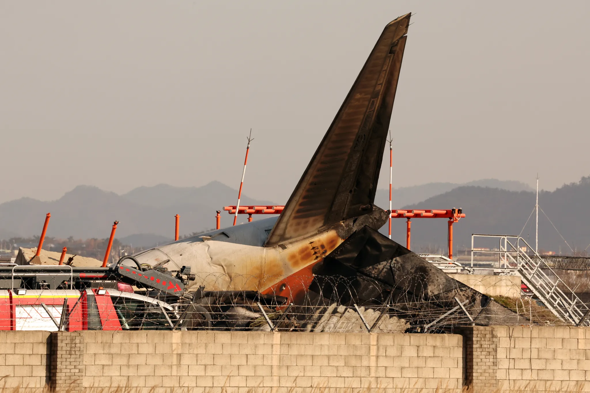 김태성 기자 = 29일 오전 전남 무안국제공항 활주로에 여객기가 추락해 사고 수습이 이뤄지고 있다.  이날 오전 9시 7분쯤 승객과 승무원 181명을 태운 태국발 제주항공 7C2216편 항공기가 무안공항 착륙을 시도하던 중 활주로 외벽에 부딪혀 폭발했다. 2024.12.29/뉴스1