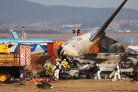 29일 오전 전남 무안군 무안국제공항에 착륙을 시도하다 공항 외벽과 충돌한 태국 방콕발 제주항공 여객기 사고 현장에서 소방대원 등이 구조작업을 펼치고 있다. 연합뉴스