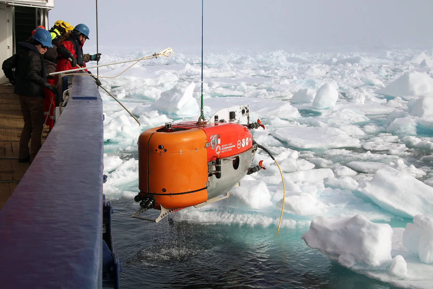 심해 잠수정을 내려 보내는 연구팀. Woods Hole Oceanographic Institution