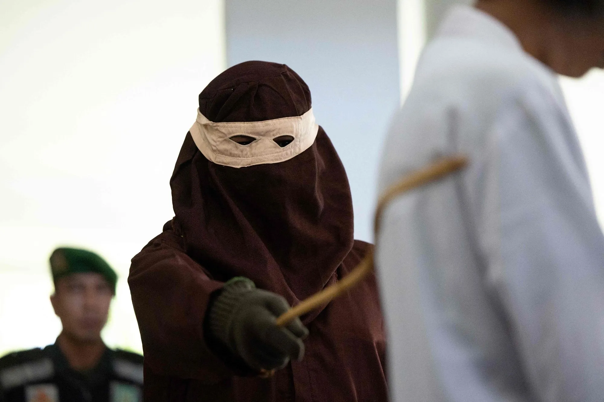 인도네시아 아체주에서 태형 집행관이 등나무 막대기로 공개 태형을 집행하고 있다. AFP 연합뉴스