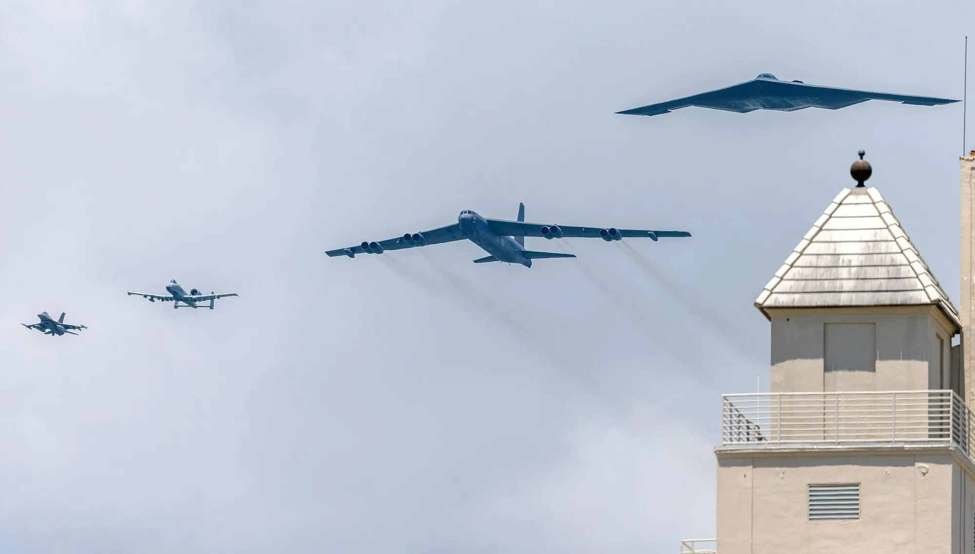 사진 왼쪽부터 F-15, A-10, B-52, B-2. EPA 연합뉴스 thumbnail - 사진 왼쪽부터 F-15, A-10, B-52, B-2. EPA 연합뉴스