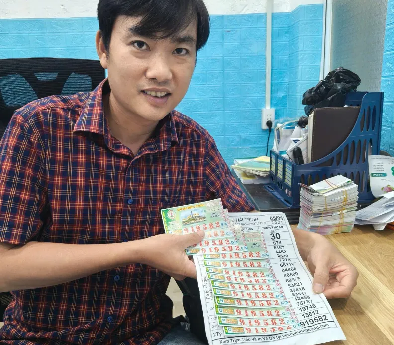 베트남 청년 A씨가 같은 번호로 인쇄된 복권 14장이 모두 1등에 당첨돼 280억동(약 14억 7000만원)을 거머쥐었다. 탄니엔 제공 thumbnail - 베트남 청년 A씨가 같은 번호로 인쇄된 복권 14장이 모두 1등에 당첨돼 280억동(약 14억 7000만원)을 거머쥐었다. 탄니엔 제공