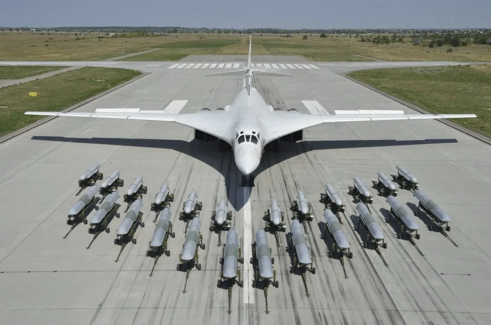 Tu-160 전략폭격기와 무장 무기. 사진=러시아 연합 항공기 회사 thumbnail - Tu-160 전략폭격기와 무장 무기. 사진=러시아 연합 항공기 회사