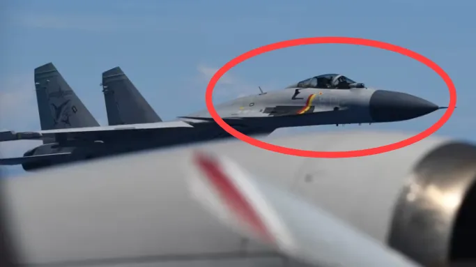 중국 J-15 전투기가 6월 8일 일본 P-3C 초계기에 비정상적으로 가까이 접근 비행했다. 일본 방위성 제공 thumbnail - 중국 J-15 전투기가 6월 8일 일본 P-3C 초계기에 비정상적으로 가까이 접근 비행했다. 일본 방위성 제공