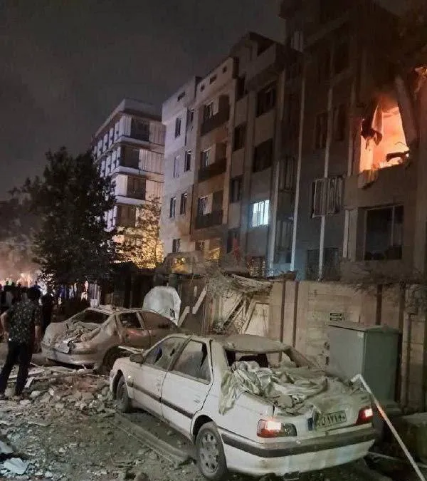 IRAN ISRAEL ATTACK12일(현지시간) 이스라엘군의 공습을 받은 이란 테헤란에서 불타고 있는 한 건물의 모습. EPA 연합뉴스 thumbnail - IRAN ISRAEL ATTACK12일(현지시간) 이스라엘군의 공습을 받은 이란 테헤란에서 불타고 있는 한 건물의 모습. EPA 연합뉴스