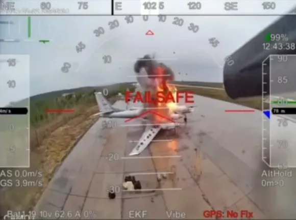 1일(현지시간) SBU의 일인칭 시점(FPV) 드론이 러시아의 장거리 전략폭격기 Tu-95를 공격해 폭파하는 모습. SBU 텔레그램 thumbnail - 1일(현지시간) SBU의 일인칭 시점(FPV) 드론이 러시아의 장거리 전략폭격기 Tu-95를 공격해 폭파하는 모습. SBU 텔레그램