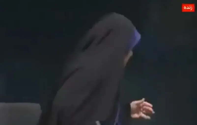 16일(현지시간) 오후 6시 30분쯤 이란 테헤란에 있는 IRIB 방송국 본사가 두 차례 공습을 당했다. 생방송 중이던 여성 앵커가 이스라엘의 폭격이 발생하자 황급히 대피하는 모습. 영상 캡처 thumbnail - 16일(현지시간) 오후 6시 30분쯤 이란 테헤란에 있는 IRIB 방송국 본사가 두 차례 공습을 당했다. 생방송 중이던 여성 앵커가 이스라엘의 폭격이 발생하자 황급히 대피하는 모습. 영상 캡처