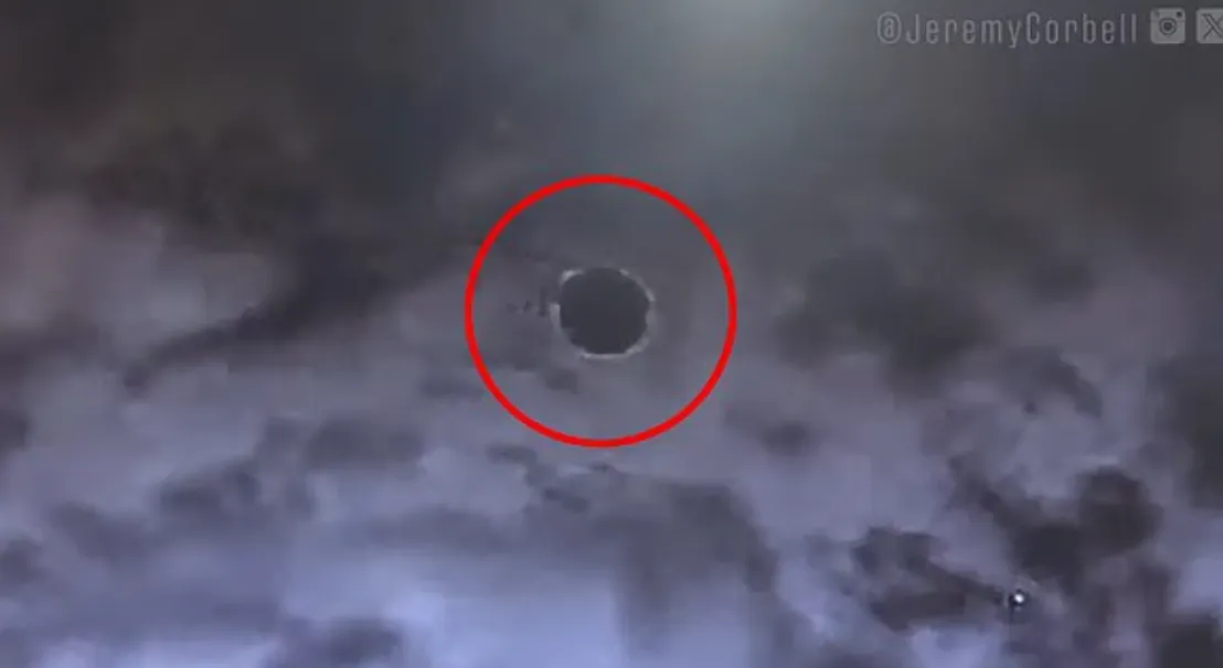 미군은 2020년 11월 아프가니스탄과 파키스탄 국경 상공에서 구름 사이를 오가며 자유자재로 비행하는 미확인비행물체를 촬영했다. 영상은 2년간의 분석을 거쳐 최초로 공개됐다. 제레미 코벨 제공 thumbnail - 미군은 2020년 11월 아프가니스탄과 파키스탄 국경 상공에서 구름 사이를 오가며 자유자재로 비행하는 미확인비행물체를 촬영했다. 영상은 2년간의 분석을 거쳐 최초로 공개됐다. 제레미 코벨 제공