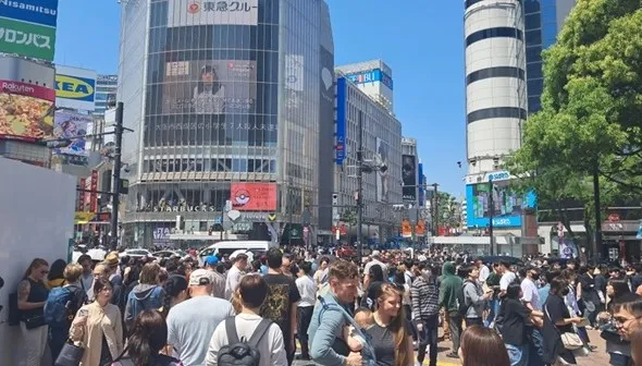 일본 도쿄 시부야 스크램블 교차로는 한 번에 최대 3000명이 건널 수 있는 교차로로 유명하다. 유동인구를 기준으로 추정하면 하루 최대 50만명이 이 교차로를 이용하는 것으로 알려져 있다. thumbnail - 일본 도쿄 시부야 스크램블 교차로는 한 번에 최대 3000명이 건널 수 있는 교차로로 유명하다. 유동인구를 기준으로 추정하면 하루 최대 50만명이 이 교차로를 이용하는 것으로 알려져 있다.