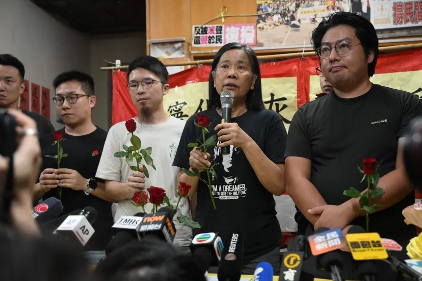 사회민주연선 지도자 찬포잉(가운데)이 29일 홍콩 본부에서 해체 관련 기자회견을 하고 있다. 연합뉴스 thumbnail - 사회민주연선 지도자 찬포잉(가운데)이 29일 홍콩 본부에서 해체 관련 기자회견을 하고 있다. 연합뉴스