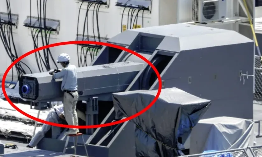 thumbnail - 일본 해상자위대가  전자기 레일건(electromagnetic railgun)을 장착한 JS 아스카함의 모습을 최초로 공개했다. ‘모리준’(モリジュン) 엑스 캡처