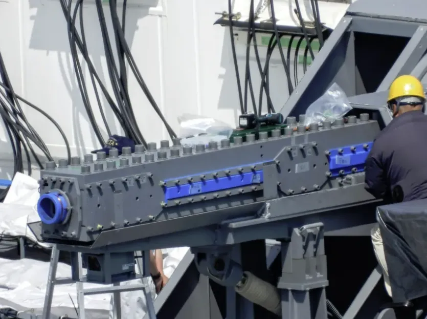 thumbnail - 일본 해상자위대가 전자기 레일건(electromagnetic railgun)을 장착한 JS 아스카함의 모습을 최초로 공개했다. ‘모리준’(モリジュン) 엑스 캡처
