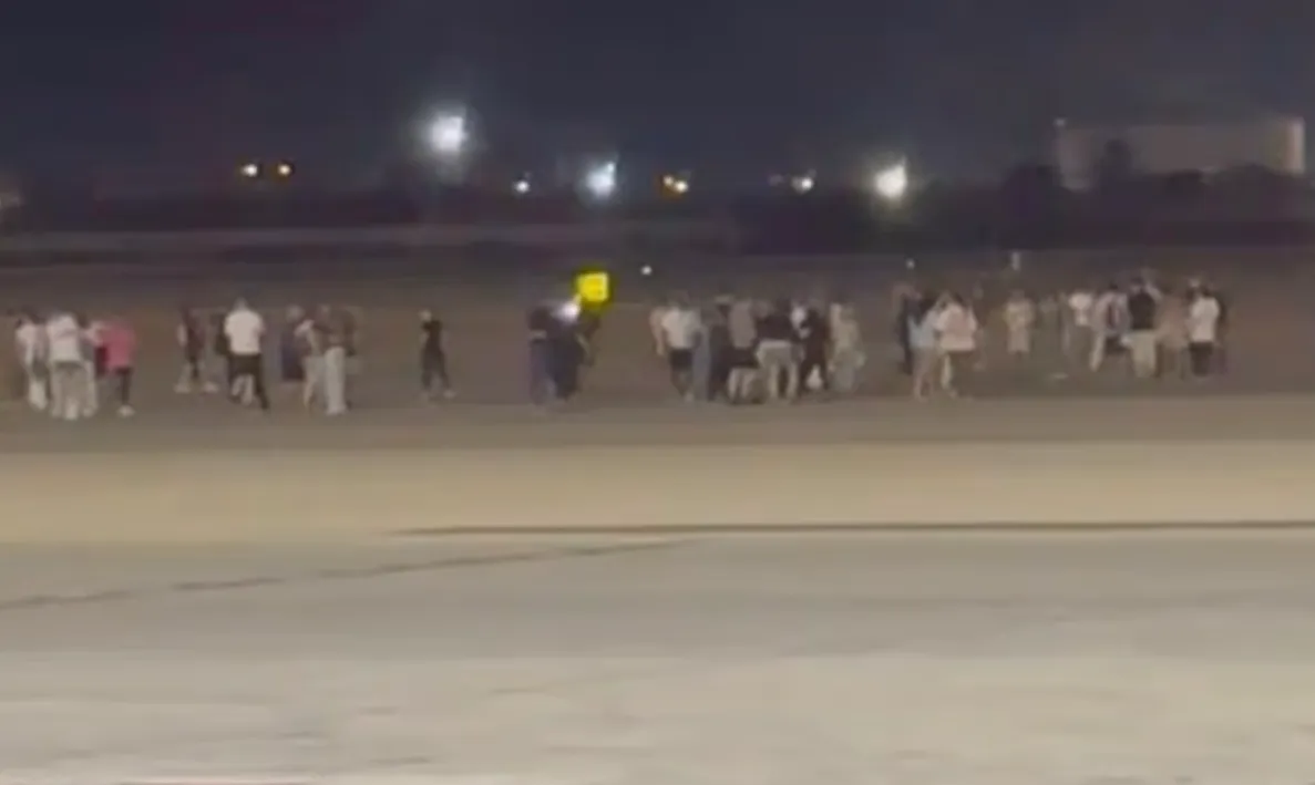 지난 4일(현지시간) 스페인에서 출발해 영국 맨체스터로 향할 예정이던 라이언에어 항공기에서 화재 경보가 울려 긴급 대피하는 승객들 thumbnail - 지난 4일(현지시간) 스페인에서 출발해 영국 맨체스터로 향할 예정이던 라이언에어 항공기에서 화재 경보가 울려 긴급 대피하는 승객들