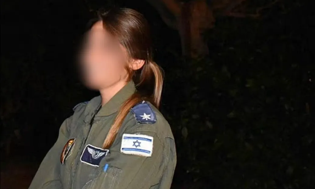 전투기 앞에 서 있는 이스라엘 공군 소속 M 소령. 이 여성은 지난달 이스라엘군이 이란을 상대로 감행한 대규모 군사작전인 ‘일어서는 사자’ 작전에 참여했다. 데일리메일 제공 thumbnail - 전투기 앞에 서 있는 이스라엘 공군 소속 M 소령. 이 여성은 지난달 이스라엘군이 이란을 상대로 감행한 대규모 군사작전인 ‘일어서는 사자’ 작전에 참여했다. 데일리메일 제공