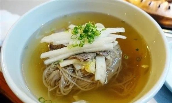 서울특별시 중구에 위치한 ‘우래옥’(乙來屋)은 광복 직후인 1946년 평양 출신 실향민이 개업한 평양냉면 전문집으로 현존하는 냉면집 가운데 가장 오래된 곳으로 평가받는다. 서울신문 DB thumbnail - 서울특별시 중구에 위치한 ‘우래옥’(乙來屋)은 광복 직후인 1946년 평양 출신 실향민이 개업한 평양냉면 전문집으로 현존하는 냉면집 가운데 가장 오래된 곳으로 평가받는다. 서울신문 DB