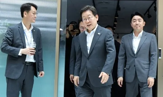 노타이 차림의 이재명 대통령과 권혁기(왼쪽) 의전비서관, 강훈식(오른쪽) 대통령 비서실장이 지난 8일 대통령실 구내 매점에서 기자들과 티타임을 마친 뒤 나오고 있다. 뉴시스 thumbnail - 노타이 차림의 이재명 대통령과 권혁기(왼쪽) 의전비서관, 강훈식(오른쪽) 대통령 비서실장이 지난 8일 대통령실 구내 매점에서 기자들과 티타임을 마친 뒤 나오고 있다. 뉴시스