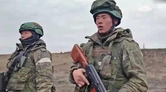 러시아와 북한이 북한군 파병을 공식 인정한 가운데, 러시아 국방부가 서부 쿠르스크에서 전투 훈련 중인 북한군 영상을 공개했다고 베스티 등 러시아 언론이 지난 4월 28일(현지시간) 보도했다. 사진은 영상 일부. 출처=텔레그램 thumbnail - 러시아와 북한이 북한군 파병을 공식 인정한 가운데, 러시아 국방부가 서부 쿠르스크에서 전투 훈련 중인 북한군 영상을 공개했다고 베스티 등 러시아 언론이 지난 4월 28일(현지시간) 보도했다. 사진은 영상 일부. 출처=텔레그램