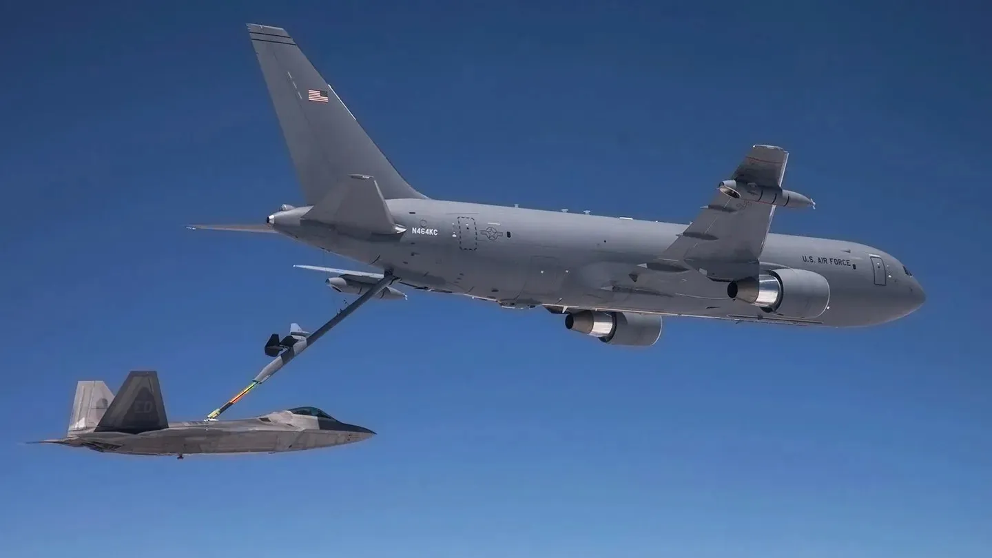 KC-46이 F-22 랩터에 공중급유하는 자료사진. 보잉 제공 thumbnail - KC-46이 F-22 랩터에 공중급유하는 자료사진. 보잉 제공