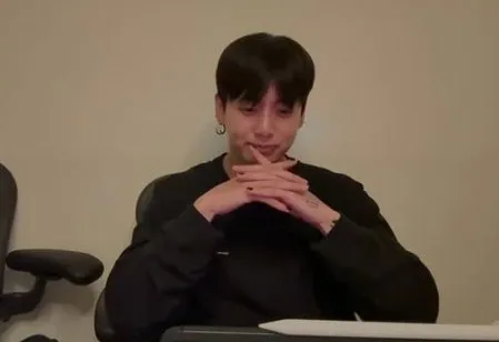 BTS 정국이 위버스 라이브에서 애니메이션 ‘케이팝 데몬 헌터스’를 언급했다 . BTS 위버스 LIVE 캡처 thumbnail - BTS 정국이 위버스 라이브에서 애니메이션 ‘케이팝 데몬 헌터스’를 언급했다 . BTS 위버스 LIVE 캡처