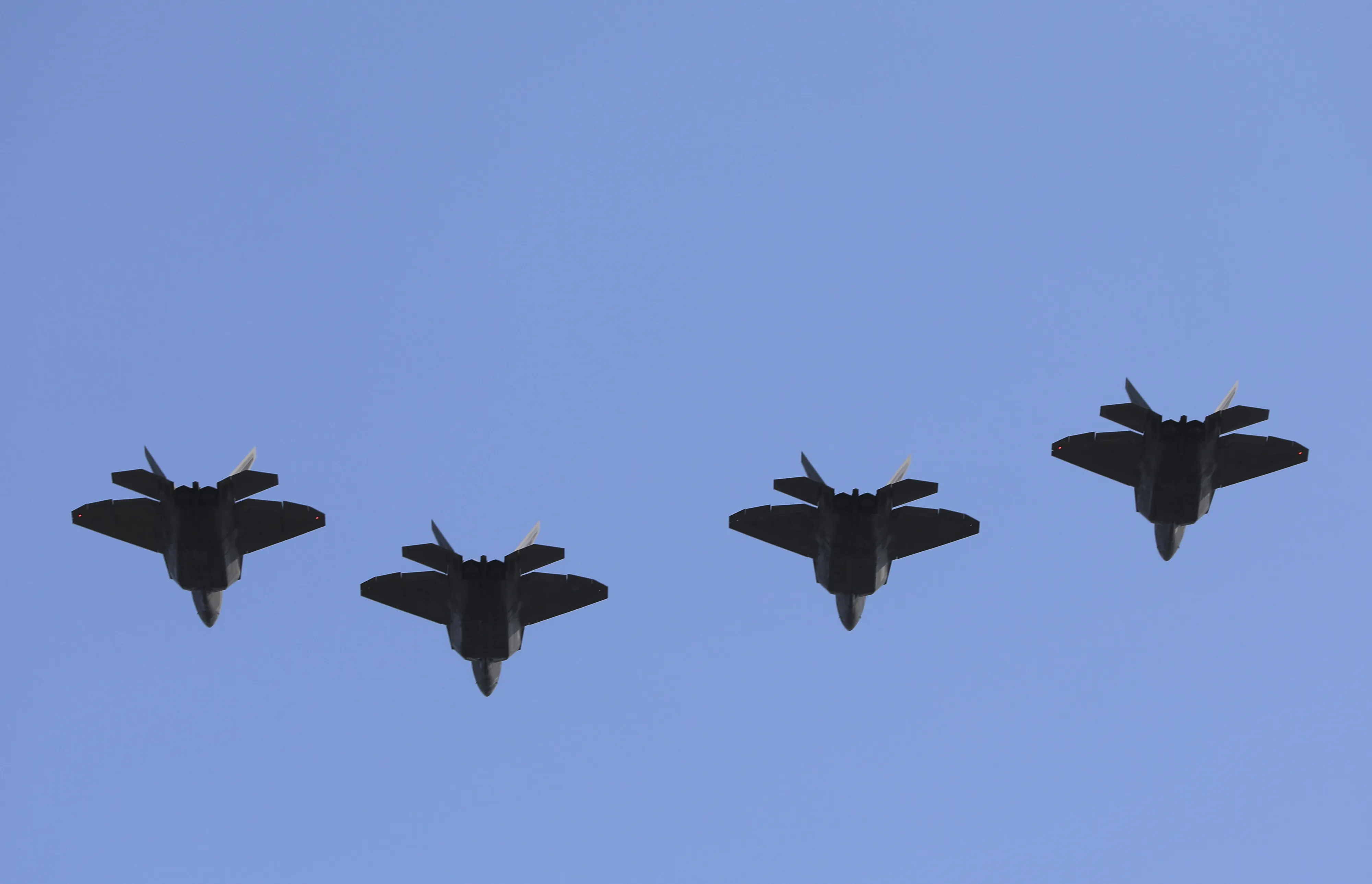 2025년 7월 4일(현지시간) 미국 워싱턴 백악관에서 열린 독립기념일 축하 행사에서 F-35 전투기들이 비행하고 있다. AP 연합뉴스 thumbnail - 2025년 7월 4일(현지시간) 미국 워싱턴 백악관에서 열린 독립기념일 축하 행사에서 F-35 전투기들이 비행하고 있다. AP 연합뉴스