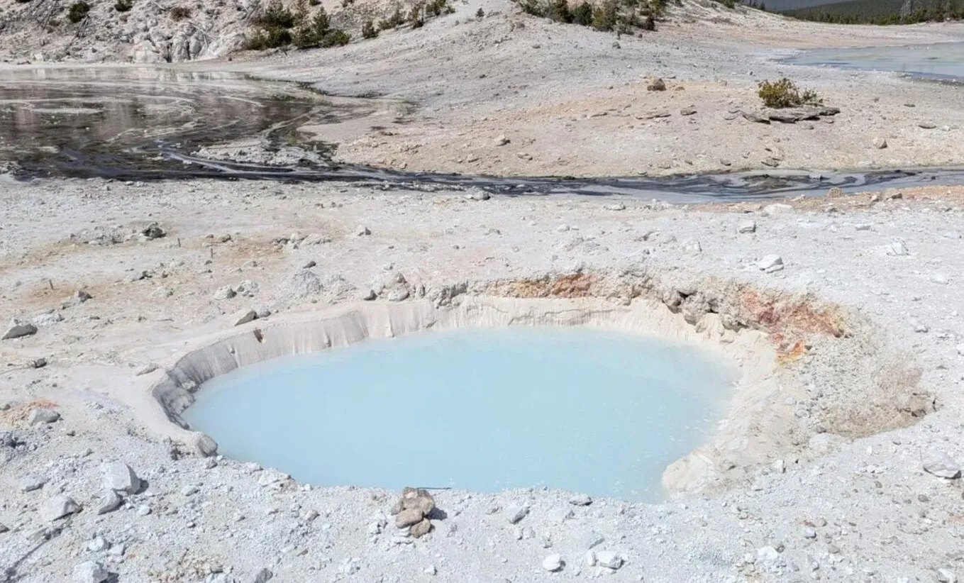 옐로스톤 국립공원에 새롭게 생긴 온천 웅덩이. U.S. Geological Survey 제공 thumbnail - 옐로스톤 국립공원에 새롭게 생긴 온천 웅덩이. U.S. Geological Survey 제공