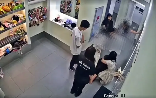 지난 11일(현지시간) 하노이 남뜨리엠 내에서도 번화가에 속하는 미딩의 한 즉석사진관에서 몸싸움을 벌이는 한국인 여성 2명과 베트남인 여성 2명. VNS 제공 thumbnail - 지난 11일(현지시간) 하노이 남뜨리엠 내에서도 번화가에 속하는 미딩의 한 즉석사진관에서 몸싸움을 벌이는 한국인 여성 2명과 베트남인 여성 2명. VNS 제공