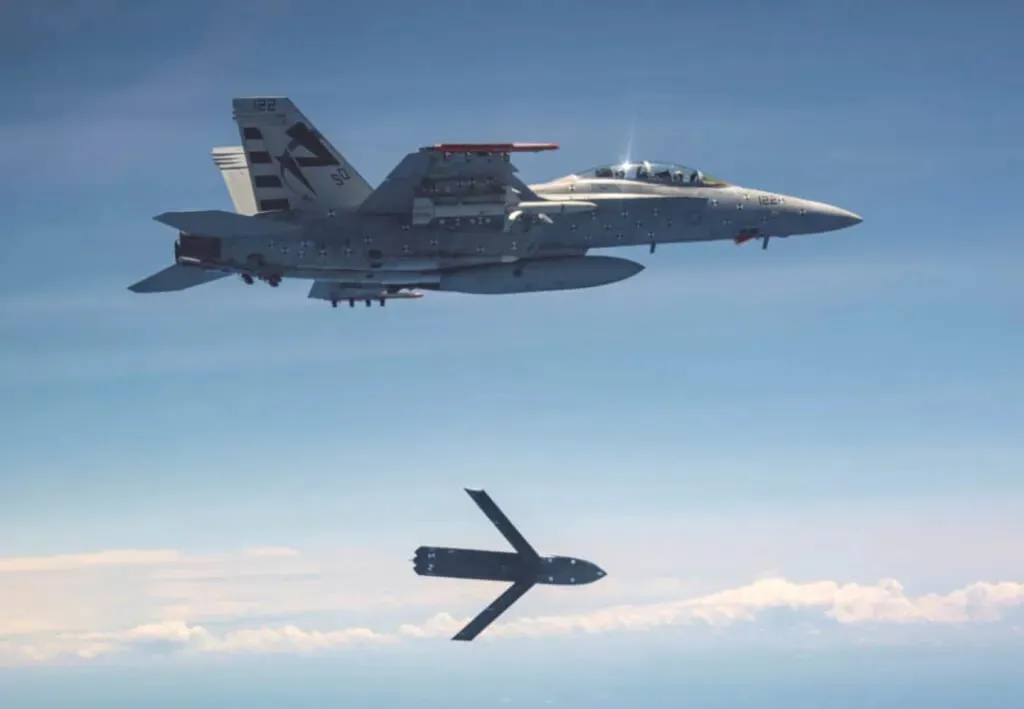 thumbnail - 미 해군의 F/A-18F 슈퍼호넷 전투기가 장거리 대함미사일 엘라즘(LRASM)을 시험 투하하고 있다. 출처=미 해군