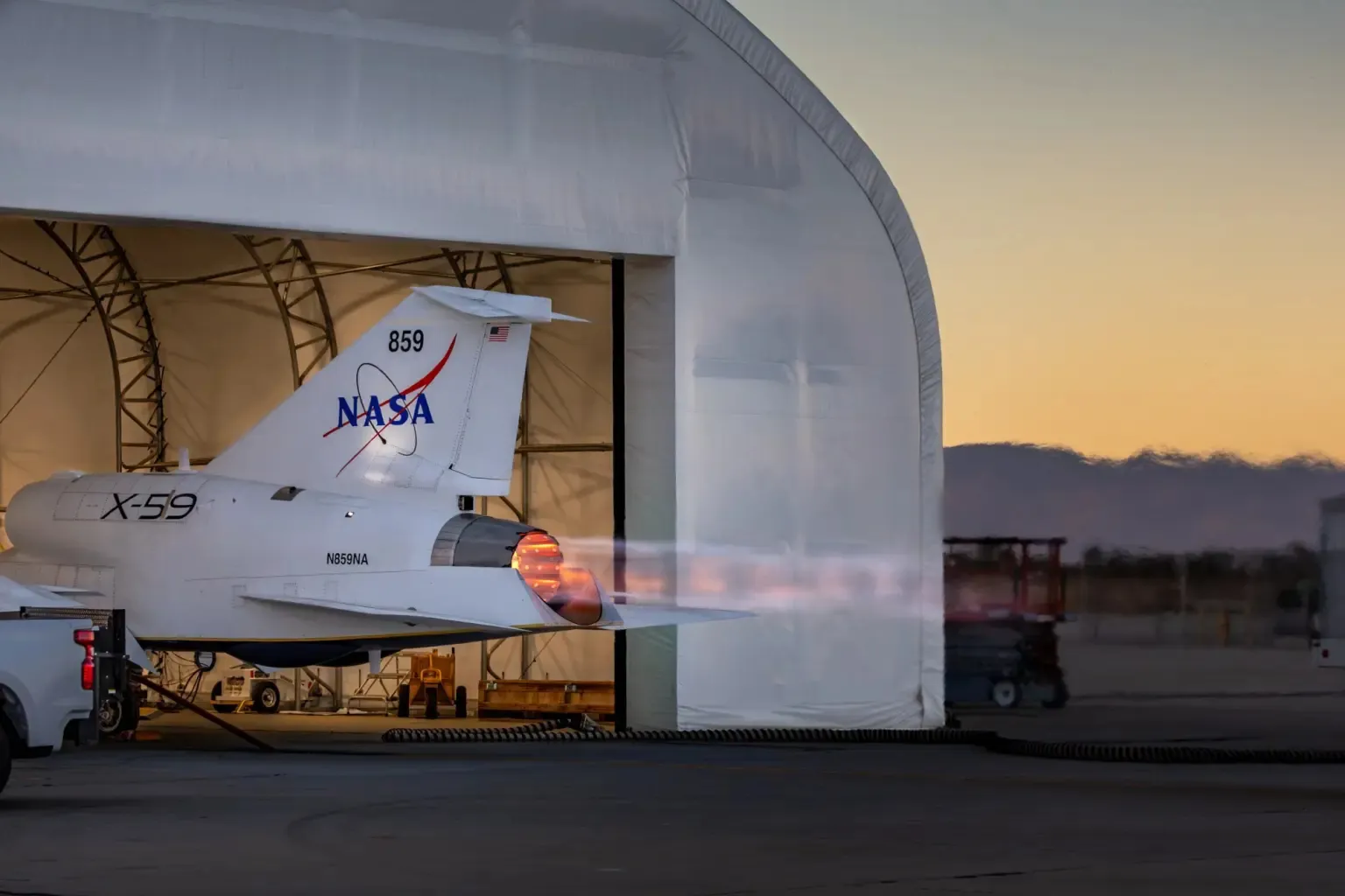 활주 시험 뒤 격납고로 복귀하는 초음속 항공기 X-59. 출처=NASA thumbnail - 활주 시험 뒤 격납고로 복귀하는 초음속 항공기 X-59. 출처=NASA