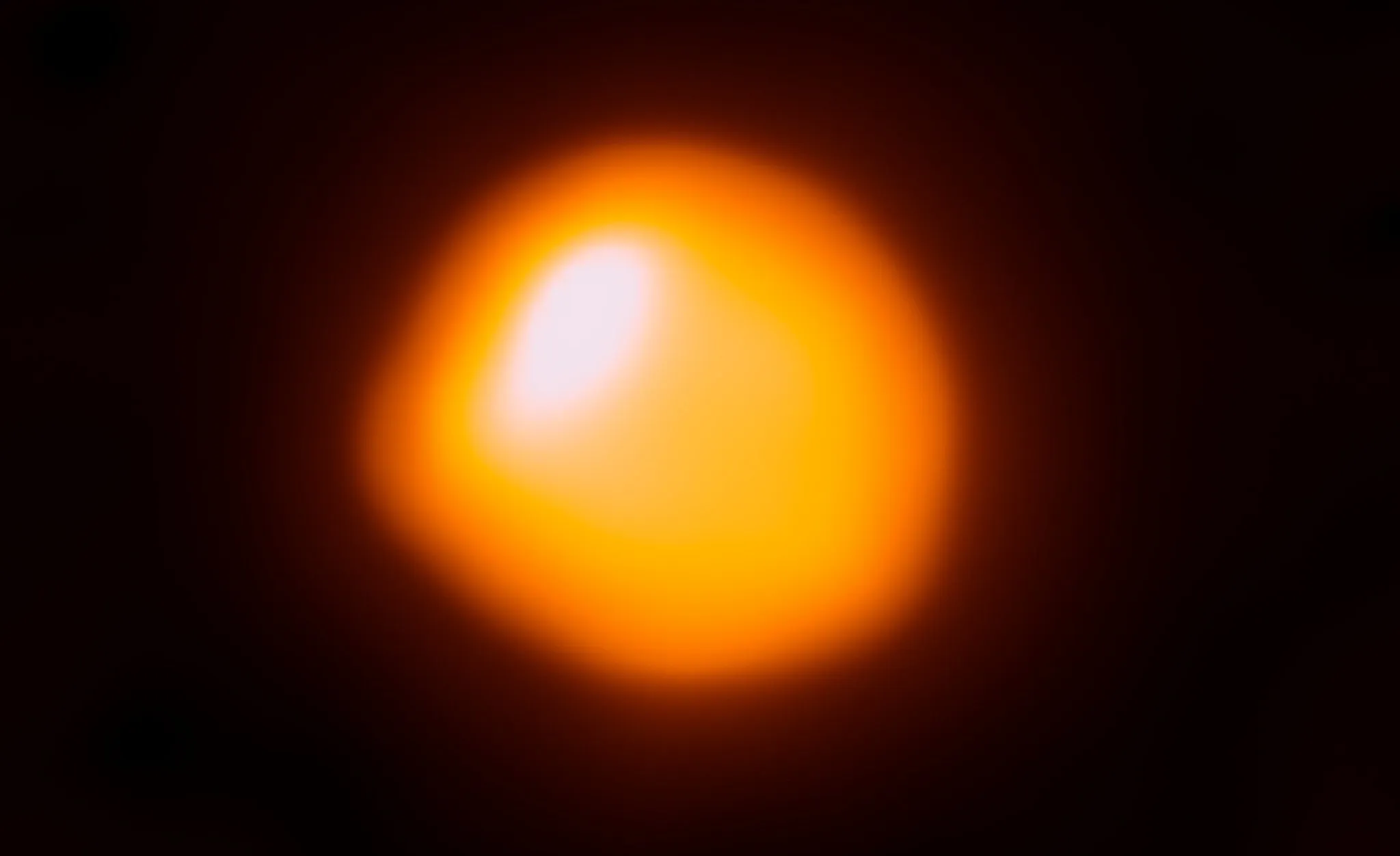 thumbnail - 세계 최대 전파망원경 ‘알마’(ALMA)로 포착한 베텔게우스의 모습. 사진=ALMA(ESO/NAOJ/NRAO)/E.O’Gorman/P.Kervella)