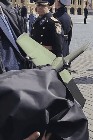 thumbnail - 블라디미르 푸틴 러시아 대통령의 경호를 맡고 있는 연방 경호국 소속 보안 요원이 공식 자리에서 요격용 드론을 손에 쥔 모습. 텔레그램 영상 캡처