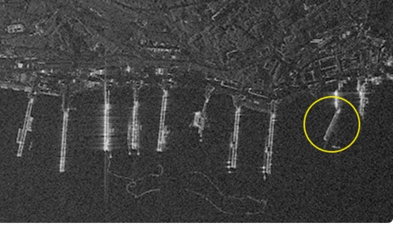 thumbnail - 강진 이후 위성에 포착된 캄차카반도의 리바치 기지.  부두 일부가 쓰나미 영향으로 휜 것이 보인다. 엄브라 스페이스 제공