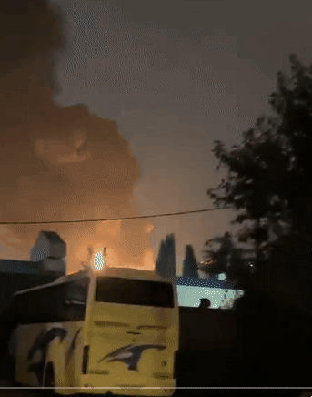 thumbnail - 현지시간으로 2일 밤부터 3일 아침 사이 우크라이나 드론의 공격을 받은 러시아 소치의 석유 저장소에서 거대한 화재가 발생했다. 엑스 캡처