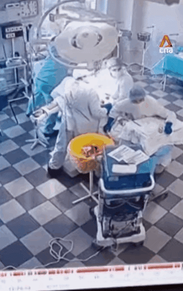 thumbnail - 지난달 30일 러시아 극동 캄차카반도 동쪽 해역에서 규모 8.8의 지진이 발생했을 때 캄차츠키의 한 병원에서 수술 중이던 의료진의 모습. 흔들리는 건물 속에서도 끝까지 환자를 포기하지 않았다. 유튜브 영상 캡처