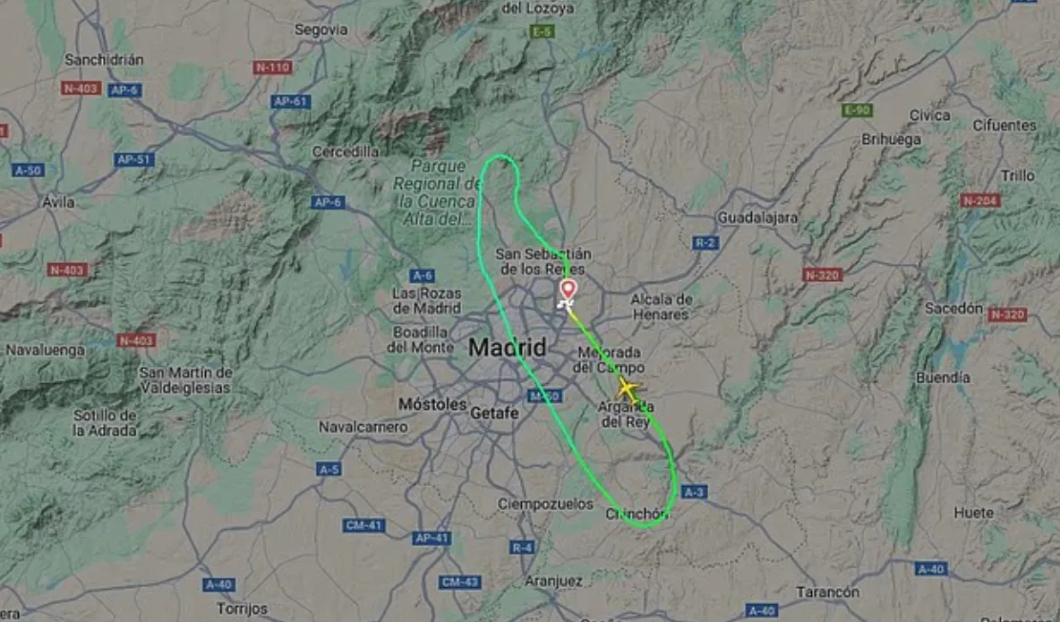 thumbnail - 현지시간으로 지난 3일 스페인 마드리드에서 출발해 프랑스 파리로 가던 이베리아 항공 여객기가 조류 충돌로 망가진 채 회항했다. 사진은 사고기의 회항 경로. 플라이트레이더24 제공