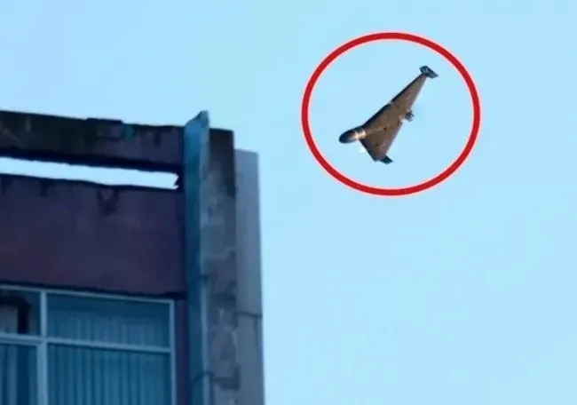 thumbnail - 6월 17일 러시아군이 발사한 드론이 우크라이나 키이우의 한 건물로 향하고 있다. AP 연합뉴스