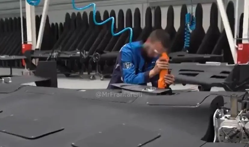 thumbnail - 옐라부가 드론 공장에서 작업 중인 한 남성의 모습. 영상 캡처