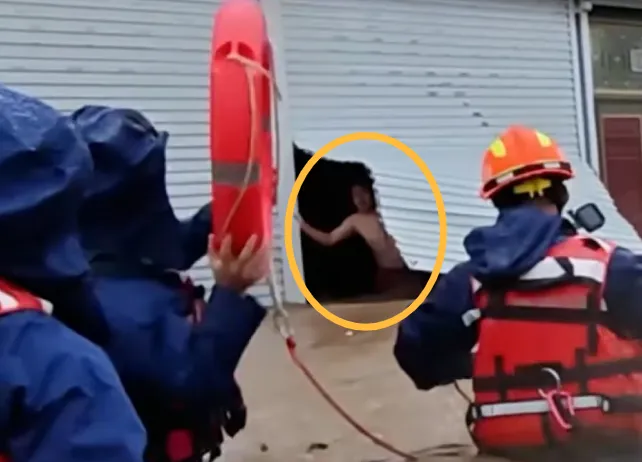 thumbnail - 지난달 28일(현지시간) 중국 톈진시에 돌발 홍수가 발생하자 소방대원에게 아내를 먼저 구조해달라고 요청하는 남편의 모습.