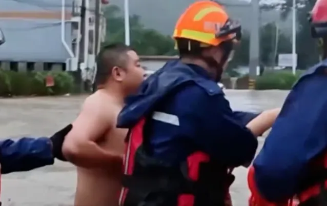 thumbnail - 아내가 먼저 구조되는 모습을 지켜본 후에야 소방대원들을 따라 나서는 남편의 모습.