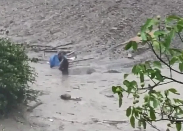 thumbnail - 현지시간으로 5일 오후 인도 북부 히말라야 인근에 있는 우타라칸드주(州) 다랄리 마을에서 흙탕물을 동반한 급류가 협곡을 따라 쏟아지며 홍수가 발생했다. 사진은 마을에서 대피 중인 주민. 엑스 영상 캡처