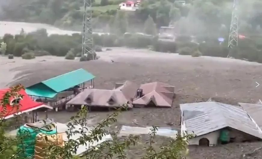 thumbnail - 현지시간으로 5일 오후 인도 북부 히말라야 인근에 있는 우타라칸드주(州) 다랄리 마을에서 흙탕물을 동반한 급류가 협곡을 따라 쏟아지며 홍수가 발생했다. 물에 완전히 잠긴 다랄리 마을 일부. AP 영상 캡처