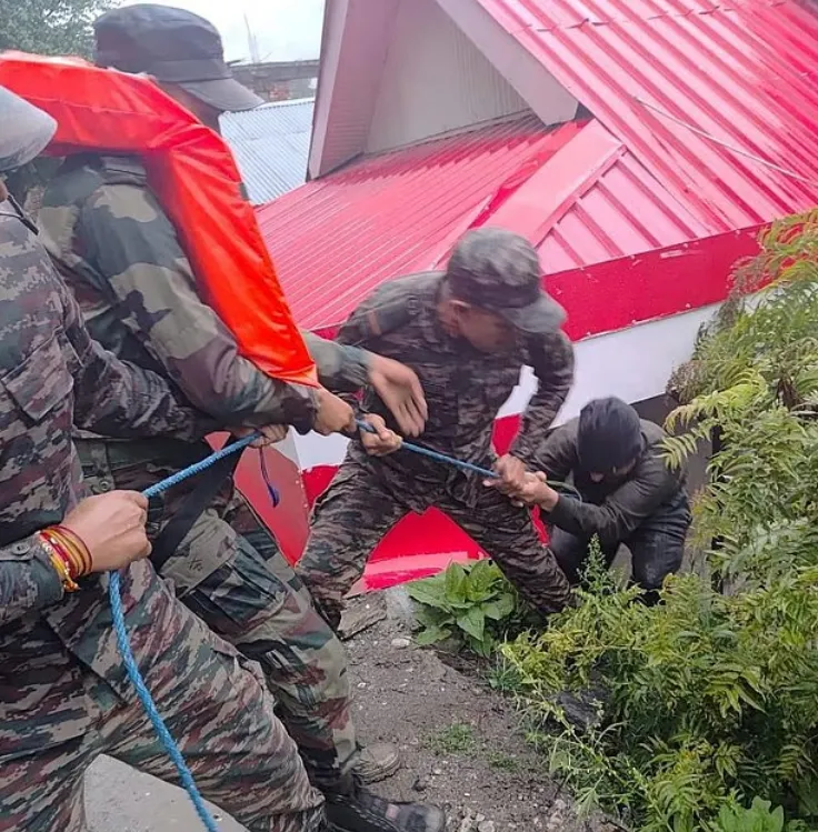 thumbnail - 현지시간으로 5일 오후 인도 북부 히말라야 인근에 있는 우타라칸드주(州) 다랄리 마을에서 흙탕물을 동반한 급류가 협곡을 따라 쏟아지며 홍수가 발생했다. 다랄리 마을 주민을 구조하는 군인들. 로이터 연합뉴스