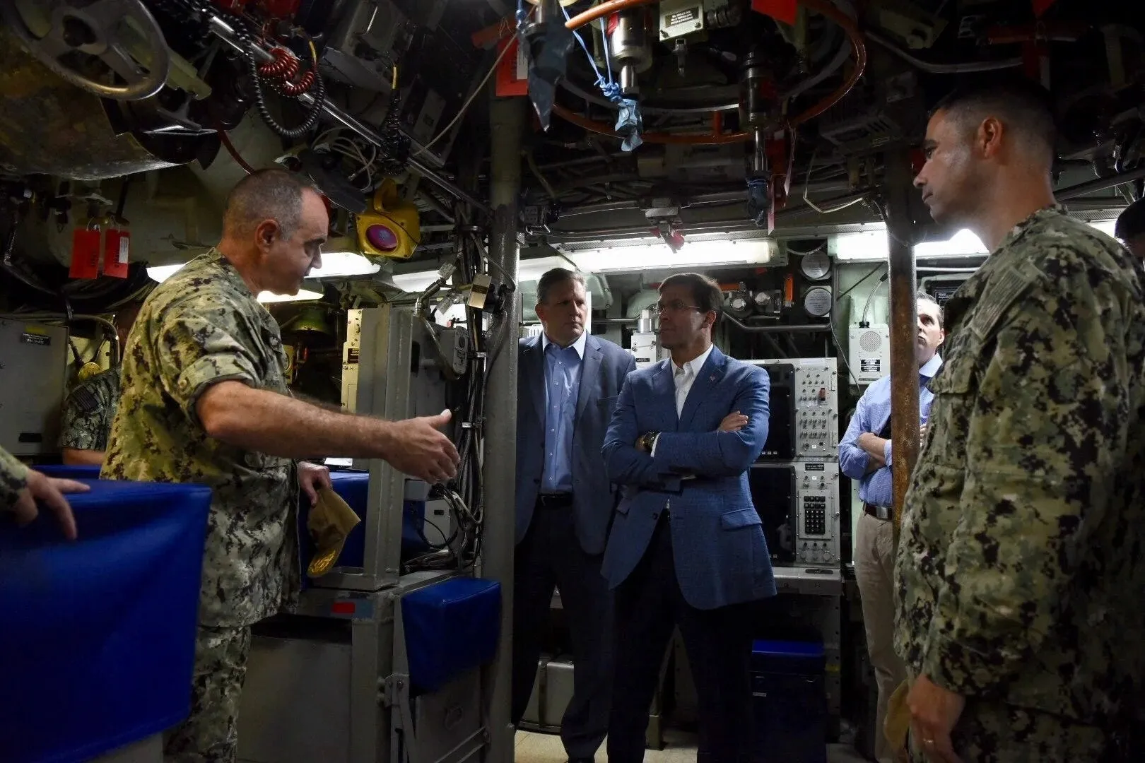 thumbnail - 2019년 당시 국방부 장관 마크 에스퍼가 USS 보이시를 방문했다. 미 국방부 제공