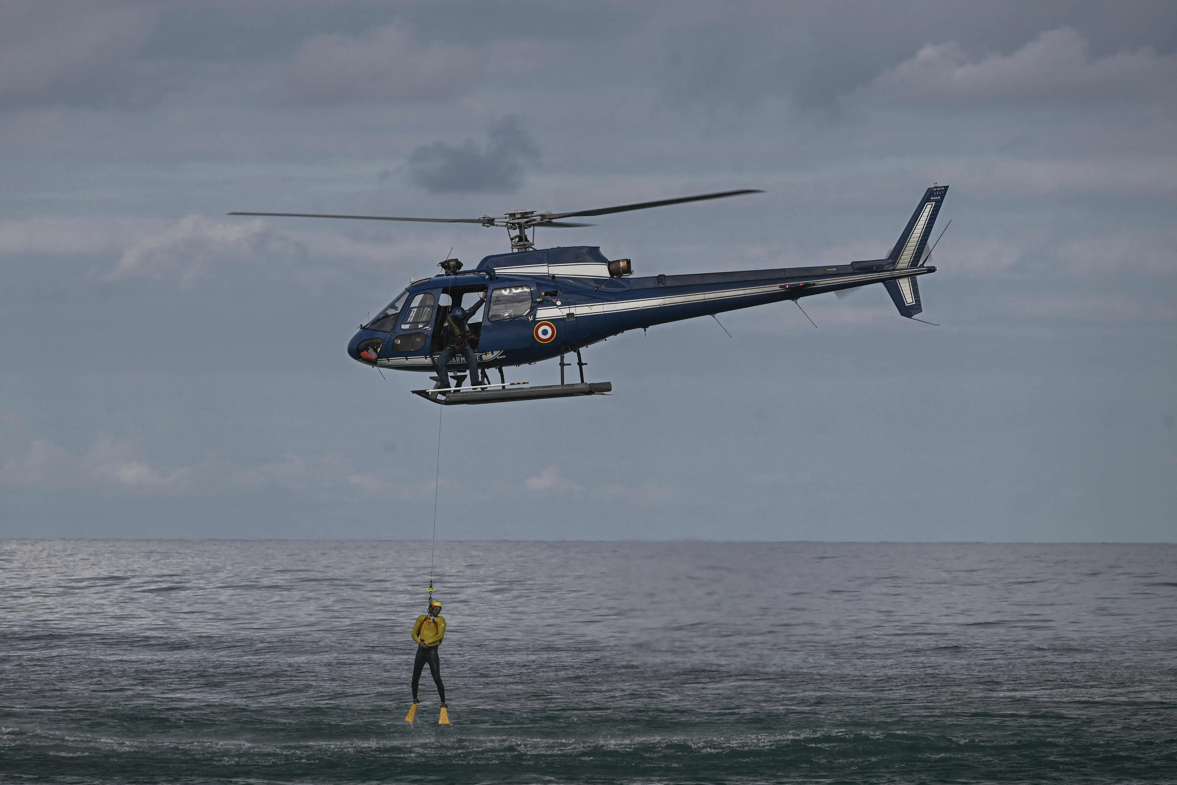 thumbnail - 프랑스 남서부 미미잔 해변에서 프랑스 헌병대 헬기와 함께 구조 훈련에 참여 중인 구조요원. 2025년 7월 31일 촬영된 자료사진으로, 이번 돌로미티산맥 조난 사건과는 관련이 없다. AFP 연합뉴스