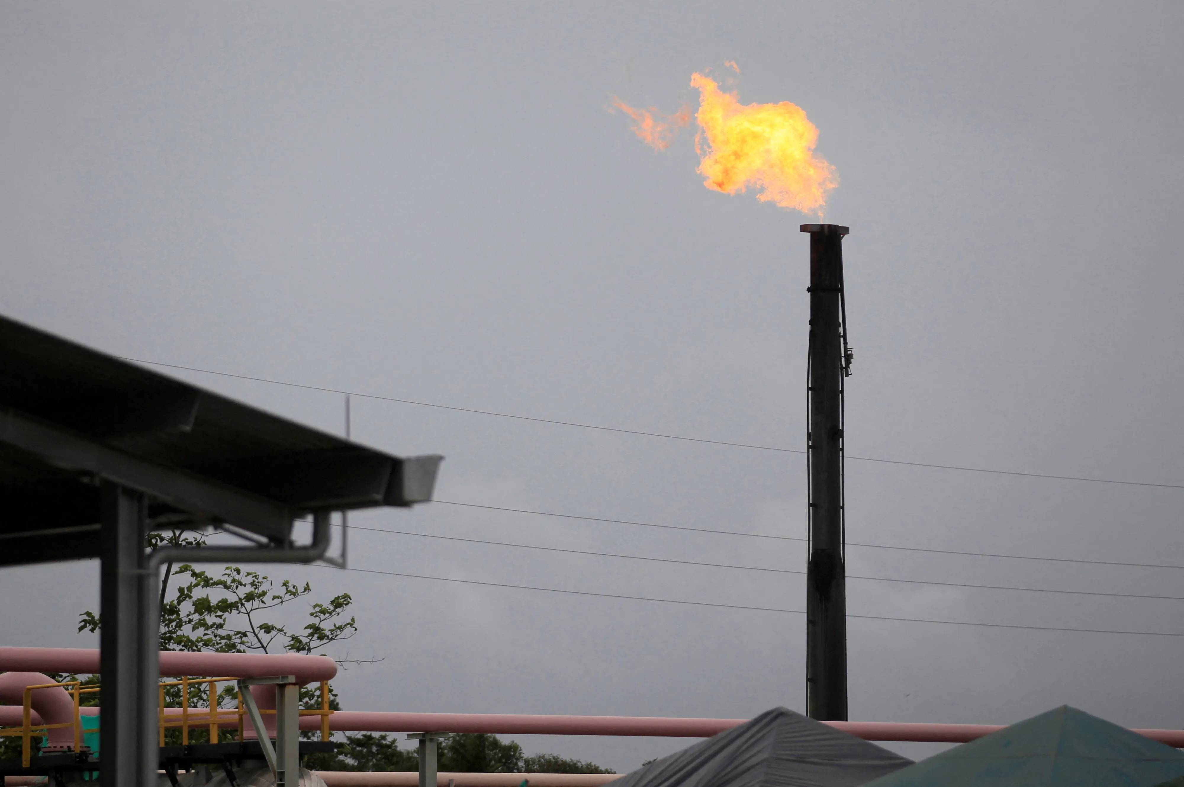 thumbnail - 콜롬비아 카스티야 라 누에바에 위치한 에코페트롤의 석유 시추 시설에서 연소 플레어가 타오르고 있다. 플라스틱 생산 감축을 지지해온 콜롬비아는 이번 협약 논의에서 실질적 조치를 촉구하고 있다. 2018년 6월 26일 촬영된 자료 사진. 로이터 연합뉴스