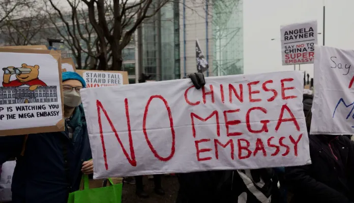 thumbnail - 지난 2월 영국 런던 왕립 조폐국 밖에서 중국 대사관 신축 부지 건설에 반대하는 시위대가 시위에 참여하고 있다. 로이터 연합뉴스