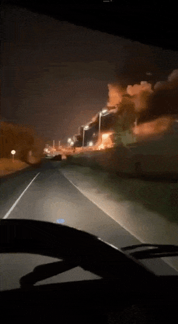 thumbnail - 2025년 8월 10일 러시아 사라토프의 산업시설에서 화염과 연기가 치솟는 모습. 현지 주지사는 해당 시설이 우크라이나 드론 공격으로 피해를 보았다고 밝혔다. 출처=텔레그램